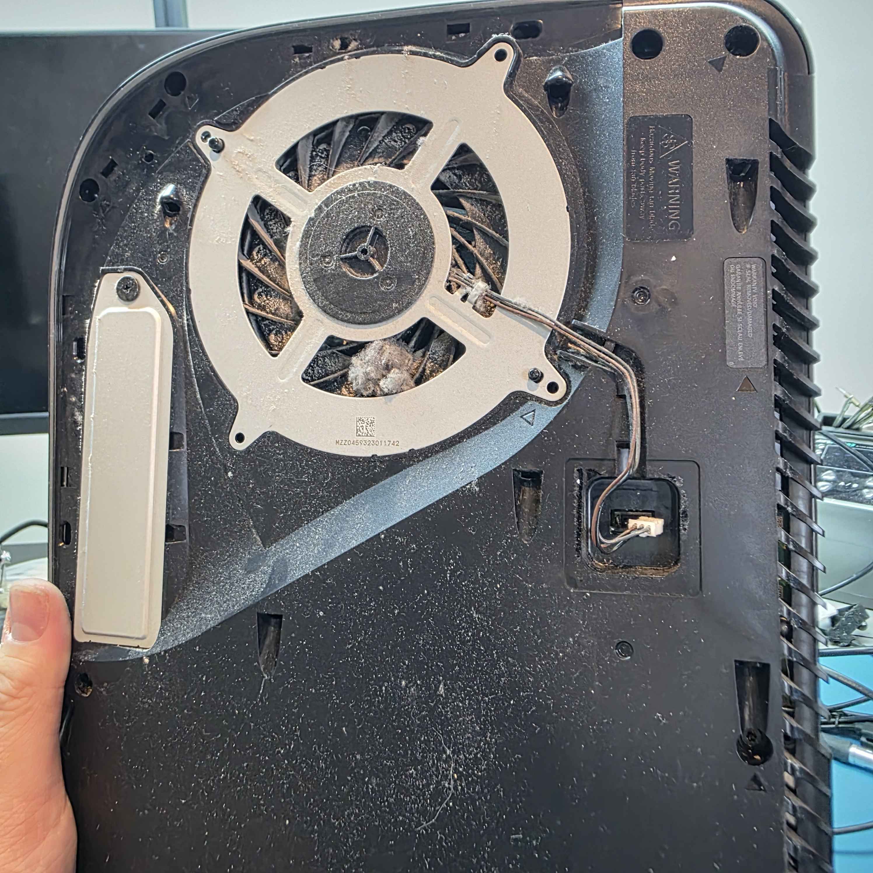 PS5 verschmutzt – vor der Reinigung